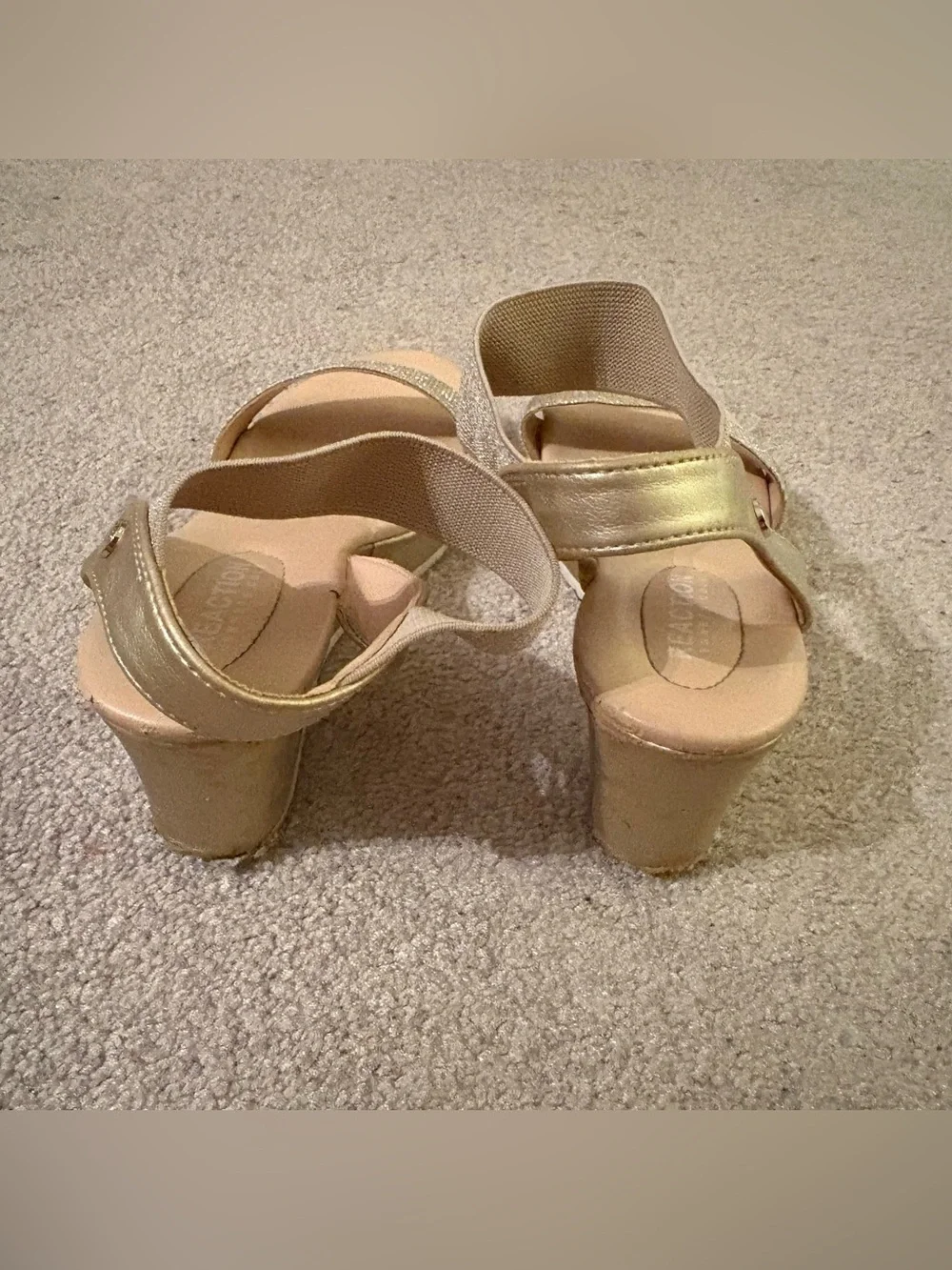 Kenneth Cole Reaction Metallic Gold Block Heel wedge Sandals girls size 4